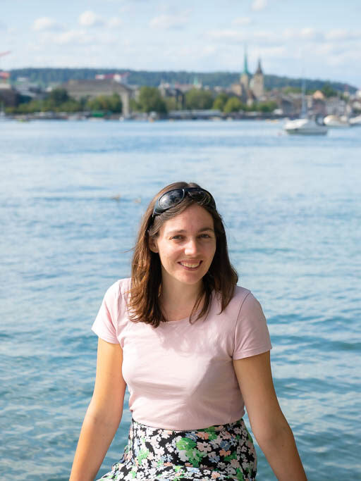 Dani Leitner am Zürichsee mit Zürich im Hintergrund